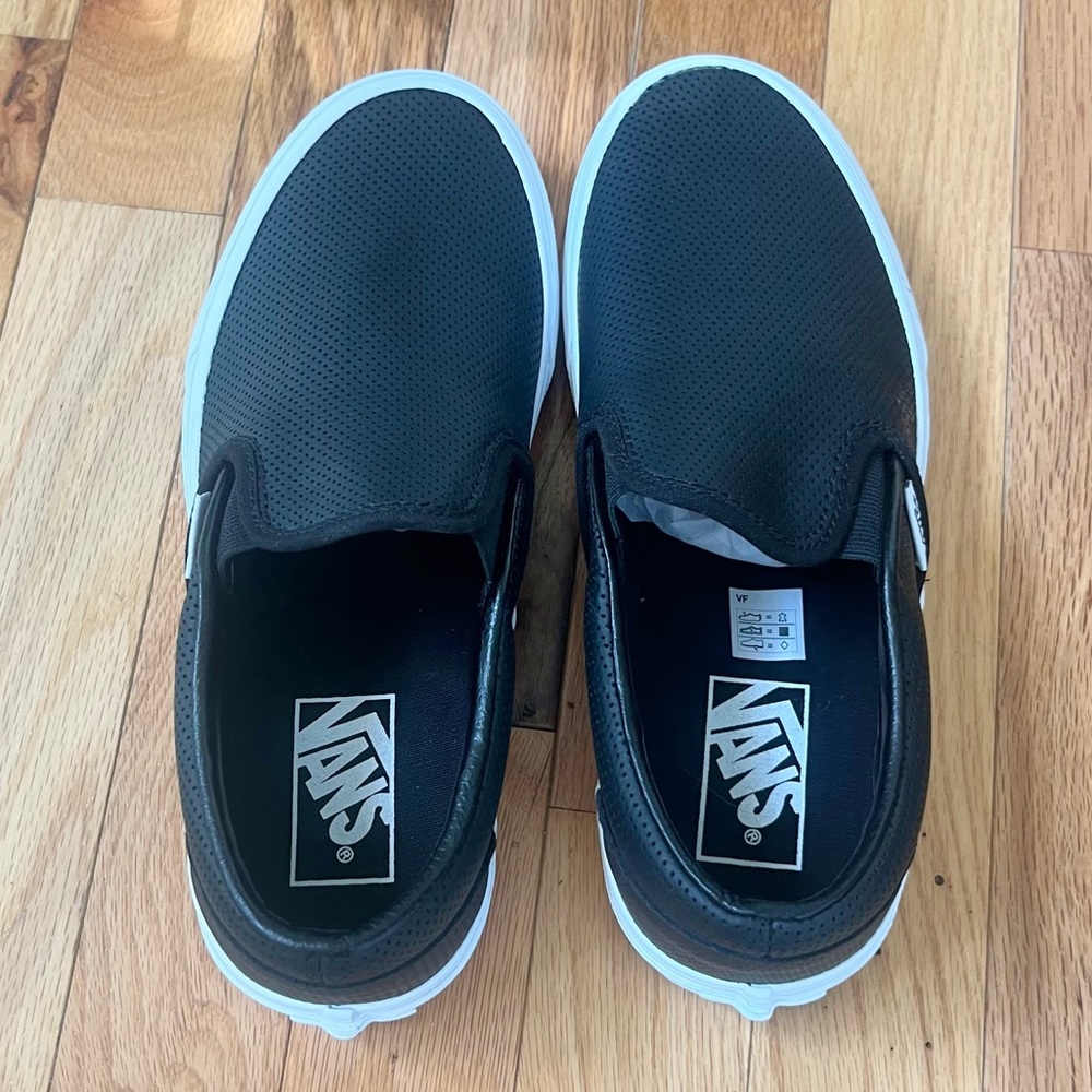 Brand new size 7 women’s black Vans.
